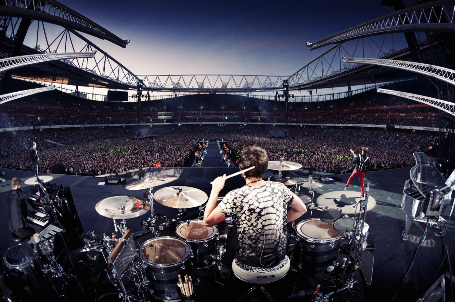 Scene музыка. Концерт Muse Park Live 2016. Muse стадион концерт. Барабанщик Muse. Барабанщик на концерте.