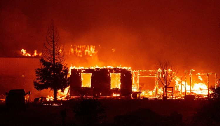 US-CALIFORNIA-WILDFIRE-FIRE