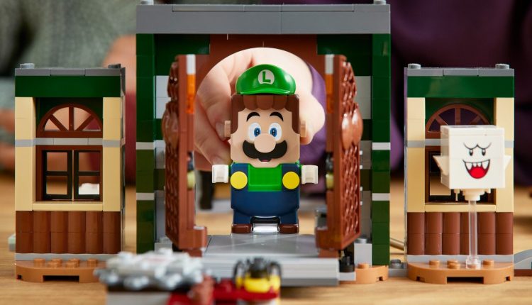 LEGO-Super-Mario-71399-Luigis-Mansion-Entryway-Expansion-Set-lifestyle-featured