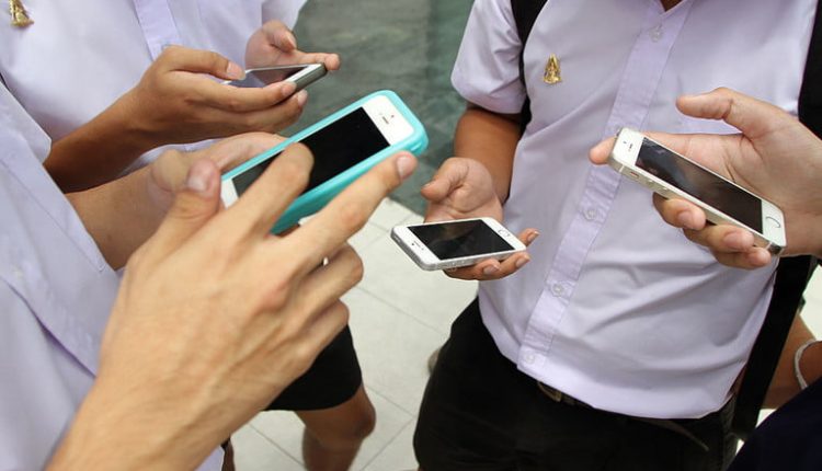 thai-teens-play-pokemon-go-at-the-paragon-shopping-center-768×768