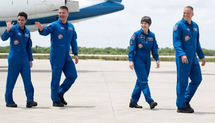 SpaceX_Crew-4_Crew_Arrival_NHQ202204180001